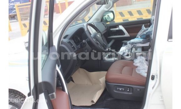 Buy Import Toyota Land Cruiser White Car in Import - Dubai in Adrar Buy Import Toyota Land Cruiser White Car in Import - Dubai in Adrar