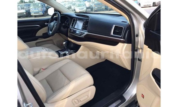 Acheter Import Voiture Toyota Highlander Beige à Import - Dubai, Adrar Acheter Import Voiture Toyota Highlander Beige à Import - Dubai, Adrar