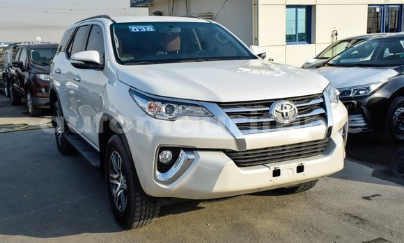 Acheter Import Voiture Toyota Fortuner Blanc à Import - Dubai, Adrar Acheter Import Voiture Toyota Fortuner Blanc à Import - Dubai, Adrar