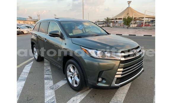 Acheter Import Voiture Toyota Highlander Vert à Import - Dubai, Adrar Acheter Import Voiture Toyota Highlander Vert à Import - Dubai, Adrar