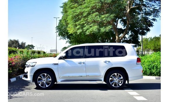Buy Import Toyota Land Cruiser White Car in Import - Dubai in Adrar Buy Import Toyota Land Cruiser White Car in Import - Dubai in Adrar