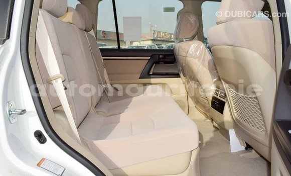 Acheter Import Voiture Toyota Land Cruiser Blanc à Import - Dubai, Adrar Acheter Import Voiture Toyota Land Cruiser Blanc à Import - Dubai, Adrar