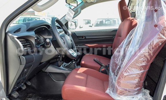 Acheter Import Voiture Toyota Hilux Blanc à Import - Dubai, Adrar Acheter Import Voiture Toyota Hilux Blanc à Import - Dubai, Adrar