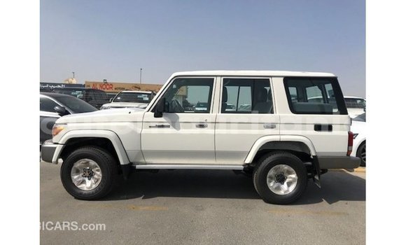 Buy Import Toyota Land Cruiser White Car in Import - Dubai in Adrar Buy Import Toyota Land Cruiser White Car in Import - Dubai in Adrar