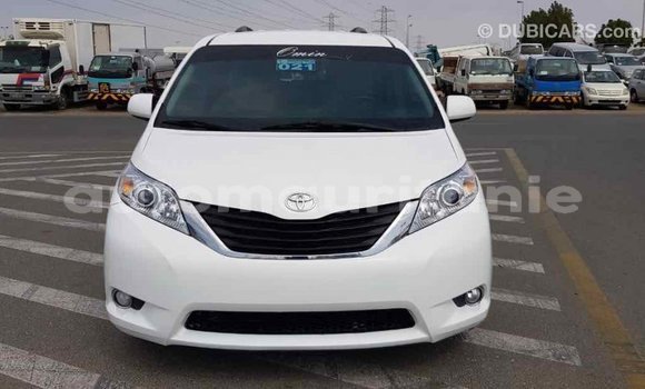 Acheter Import Voiture Toyota Sienna Blanc à Import - Dubai, Adrar Acheter Import Voiture Toyota Sienna Blanc à Import - Dubai, Adrar