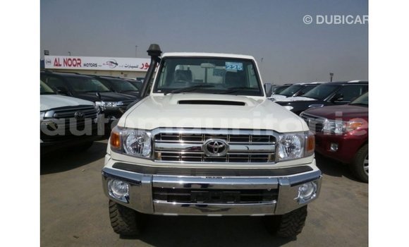 Buy Import Toyota Land Cruiser White Car in Import - Dubai in Adrar Buy Import Toyota Land Cruiser White Car in Import - Dubai in Adrar