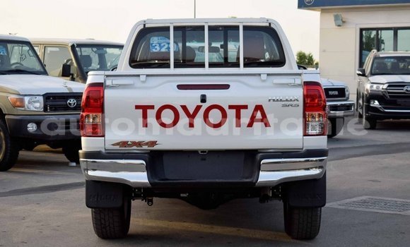 Acheter Import Voiture Toyota Hilux Blanc à Import - Dubai, Adrar Acheter Import Voiture Toyota Hilux Blanc à Import - Dubai, Adrar