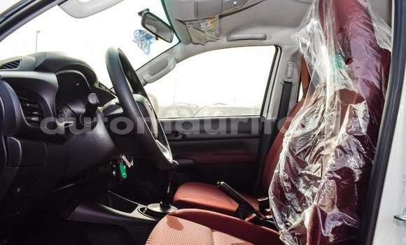 Acheter Import Voiture Toyota Hilux Blanc à Import - Dubai, Adrar Acheter Import Voiture Toyota Hilux Blanc à Import - Dubai, Adrar