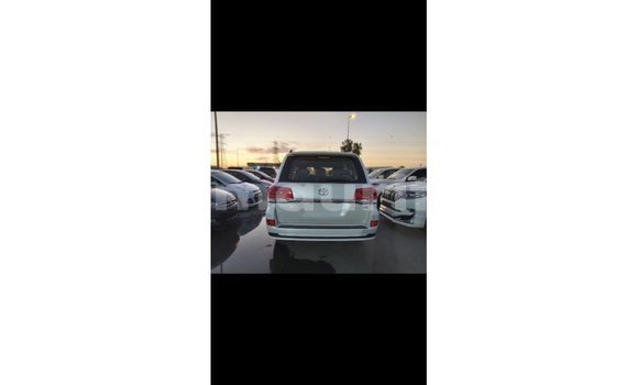 Acheter Import Voiture Toyota Land Cruiser Blanc à Import - Dubai, Adrar Acheter Import Voiture Toyota Land Cruiser Blanc à Import - Dubai, Adrar