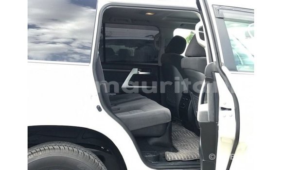 Buy Import Toyota Land Cruiser White Car in Import - Dubai in Adrar Buy Import Toyota Land Cruiser White Car in Import - Dubai in Adrar