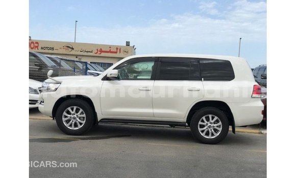Buy Import Toyota Land Cruiser White Car in Import - Dubai in Adrar Buy Import Toyota Land Cruiser White Car in Import - Dubai in Adrar