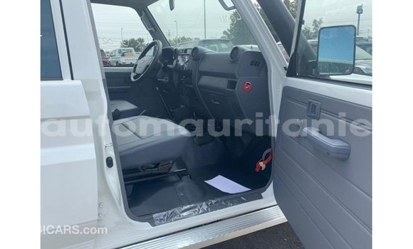 Buy Import Toyota Land Cruiser White Car in Import - Dubai in Adrar Buy Import Toyota Land Cruiser White Car in Import - Dubai in Adrar