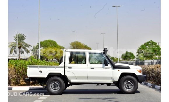 Buy Import Toyota Land Cruiser White Car in Import - Dubai in Adrar Buy Import Toyota Land Cruiser White Car in Import - Dubai in Adrar