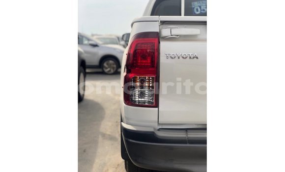 Acheter Import Voiture Toyota Hilux Blanc à Import - Dubai, Adrar Acheter Import Voiture Toyota Hilux Blanc à Import - Dubai, Adrar
