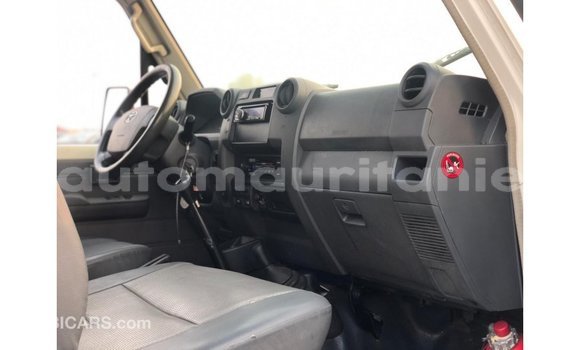 Buy Import Toyota Land Cruiser White Car in Import - Dubai in Adrar Buy Import Toyota Land Cruiser White Car in Import - Dubai in Adrar