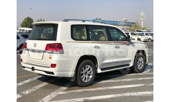Buy Import Toyota Land Cruiser White Car in Import - Dubai in Adrar Buy Import Toyota Land Cruiser White Car in Import - Dubai in Adrar