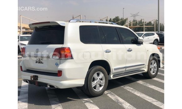 Buy Import Toyota Land Cruiser White Car in Import - Dubai in Adrar Buy Import Toyota Land Cruiser White Car in Import - Dubai in Adrar