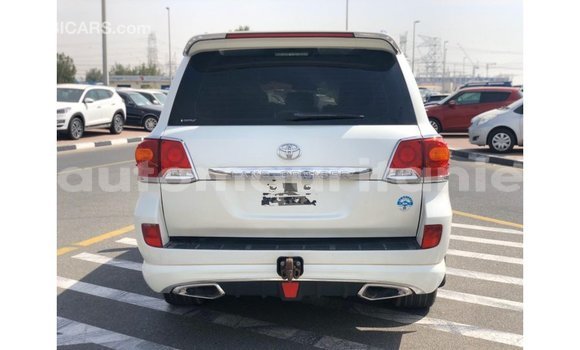 Buy Import Toyota Land Cruiser White Car in Import - Dubai in Adrar Buy Import Toyota Land Cruiser White Car in Import - Dubai in Adrar