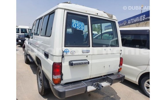 Acheter Import Voiture Toyota Land Cruiser Blanc à Import - Dubai, Adrar Acheter Import Voiture Toyota Land Cruiser Blanc à Import - Dubai, Adrar