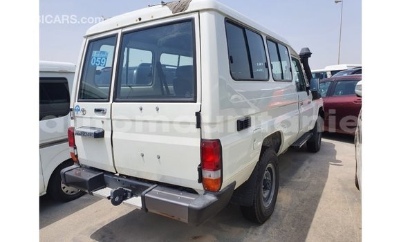 Acheter Import Voiture Toyota Land Cruiser Blanc à Import - Dubai, Adrar Acheter Import Voiture Toyota Land Cruiser Blanc à Import - Dubai, Adrar