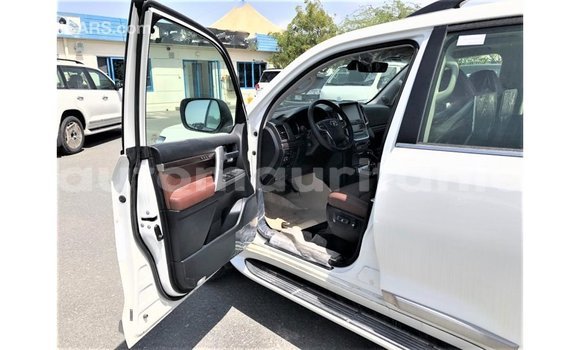 Buy Import Toyota Land Cruiser White Car in Import - Dubai in Adrar Buy Import Toyota Land Cruiser White Car in Import - Dubai in Adrar