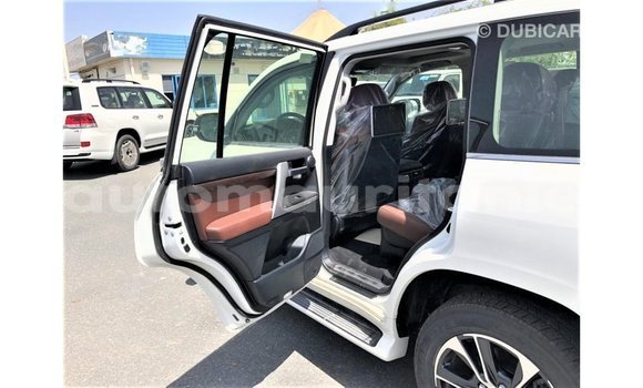 Buy Import Toyota Land Cruiser White Car in Import - Dubai in Adrar Buy Import Toyota Land Cruiser White Car in Import - Dubai in Adrar