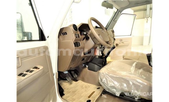 Buy Import Toyota Land Cruiser White Car in Import - Dubai in Adrar Buy Import Toyota Land Cruiser White Car in Import - Dubai in Adrar