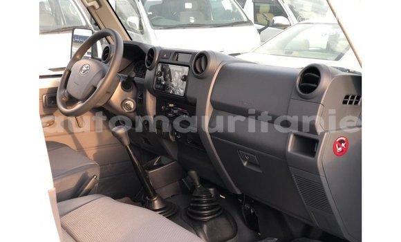 Buy Import Toyota Land Cruiser White Car in Import - Dubai in Adrar Buy Import Toyota Land Cruiser White Car in Import - Dubai in Adrar