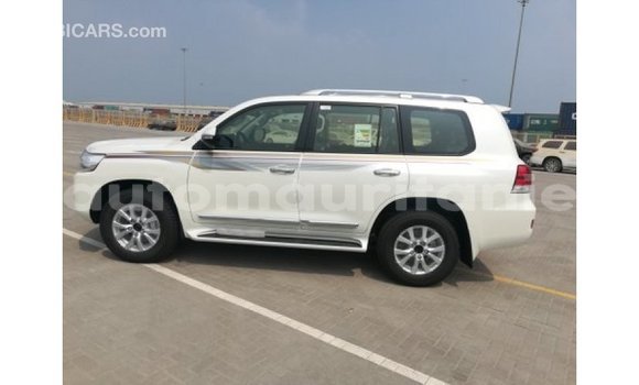 Buy Import Toyota Land Cruiser White Car in Import - Dubai in Adrar Buy Import Toyota Land Cruiser White Car in Import - Dubai in Adrar