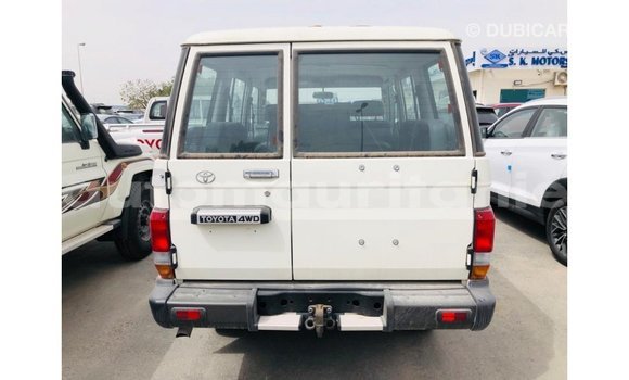 Buy Import Toyota Land Cruiser White Car in Import - Dubai in Adrar Buy Import Toyota Land Cruiser White Car in Import - Dubai in Adrar