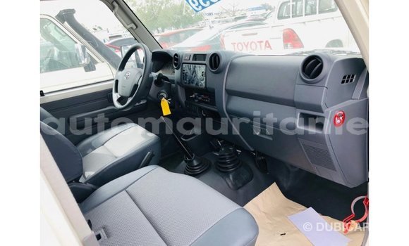 Buy Import Toyota Land Cruiser White Car in Import - Dubai in Adrar Buy Import Toyota Land Cruiser White Car in Import - Dubai in Adrar
