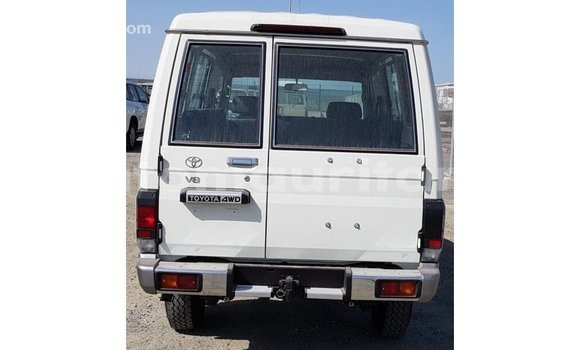 Buy Import Toyota Land Cruiser White Car in Import - Dubai in Adrar Buy Import Toyota Land Cruiser White Car in Import - Dubai in Adrar