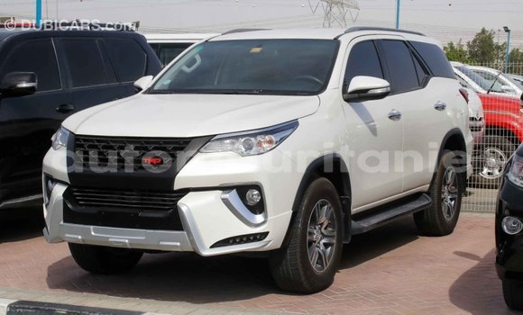 Acheter Import Voiture Toyota Fortuner Blanc à Import - Dubai, Adrar Acheter Import Voiture Toyota Fortuner Blanc à Import - Dubai, Adrar
