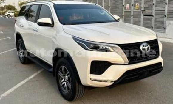 Acheter Occasion Voiture Toyota Fortuner Blanc à Arafat, Wilaya du Trarza