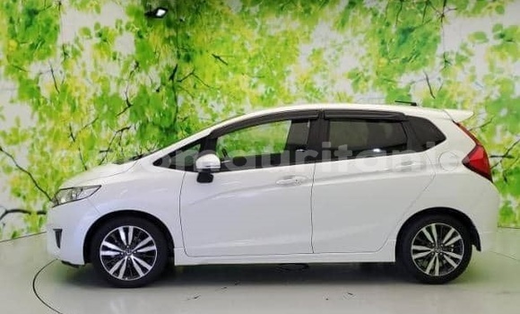 Acheter Occasion Voiture Honda FIT Blanc à Arafat, Wilaya du Trarza Acheter Occasion Voiture Honda FIT Blanc à Arafat, Wilaya du Trarza
