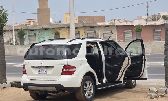 Acheter Occasion Voiture Mercedes-Benz ML–Class Blanc à Nawakshut, Nawakshut Acheter Occasion Voiture Mercedes-Benz ML–Class Blanc à Nawakshut, Nawakshut