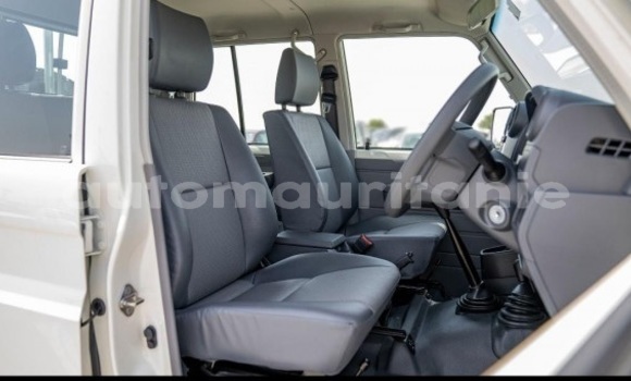 Buy Used Toyota Land Cruiser White Car in Arafat in Wilaya of Trarza Buy Used Toyota Land Cruiser White Car in Arafat in Wilaya of Trarza