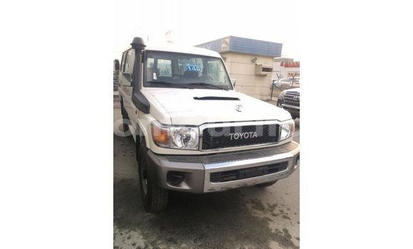 Buy Import Toyota Land Cruiser White Car in Import - Dubai in Adrar Buy Import Toyota Land Cruiser White Car in Import - Dubai in Adrar