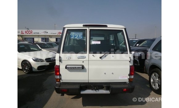 Acheter Import Voiture Toyota Land Cruiser Blanc à Import - Dubai, Adrar Acheter Import Voiture Toyota Land Cruiser Blanc à Import - Dubai, Adrar