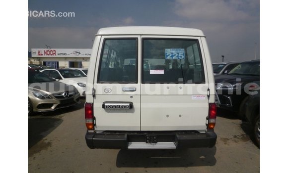 Acheter Import Voiture Toyota Land Cruiser Blanc à Import - Dubai, Adrar Acheter Import Voiture Toyota Land Cruiser Blanc à Import - Dubai, Adrar